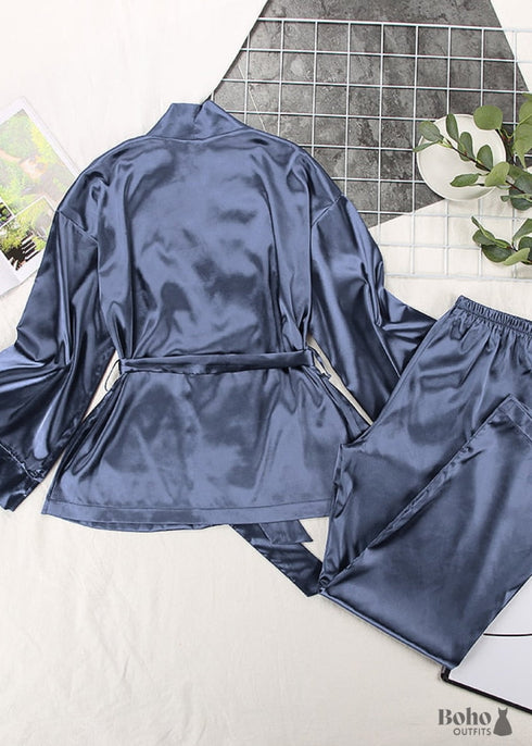 Pijama bohemio de satén Clementine en negro, azul marino, gris y rojo.